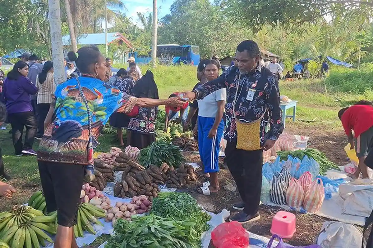 Mama-Mama Papua di Saukori Senang, Jualan Ludes Dibeli Pegawai Kemenag Papua Barat