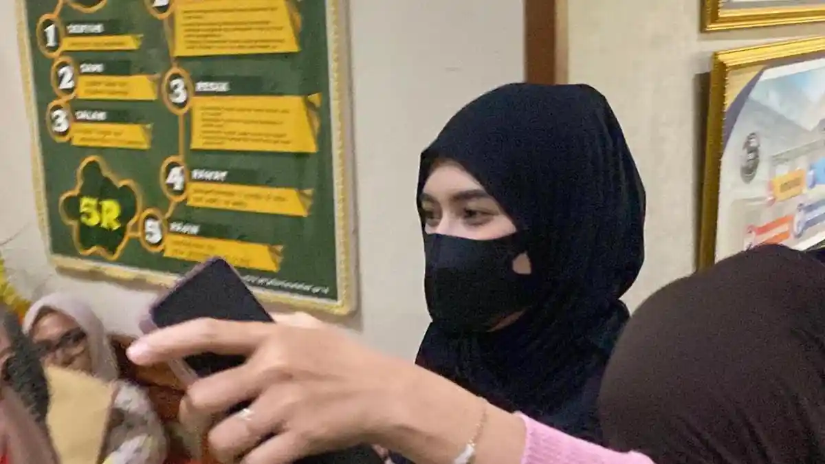 Hadiri Sidang Cerai, Angbeen Rishi Ungkap Komunikasinya dengan Adly Fairuz