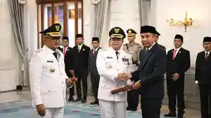 Penjabat-Gubernur-Jabar-Bey-Machmudin-saat-melantikG.jpg
