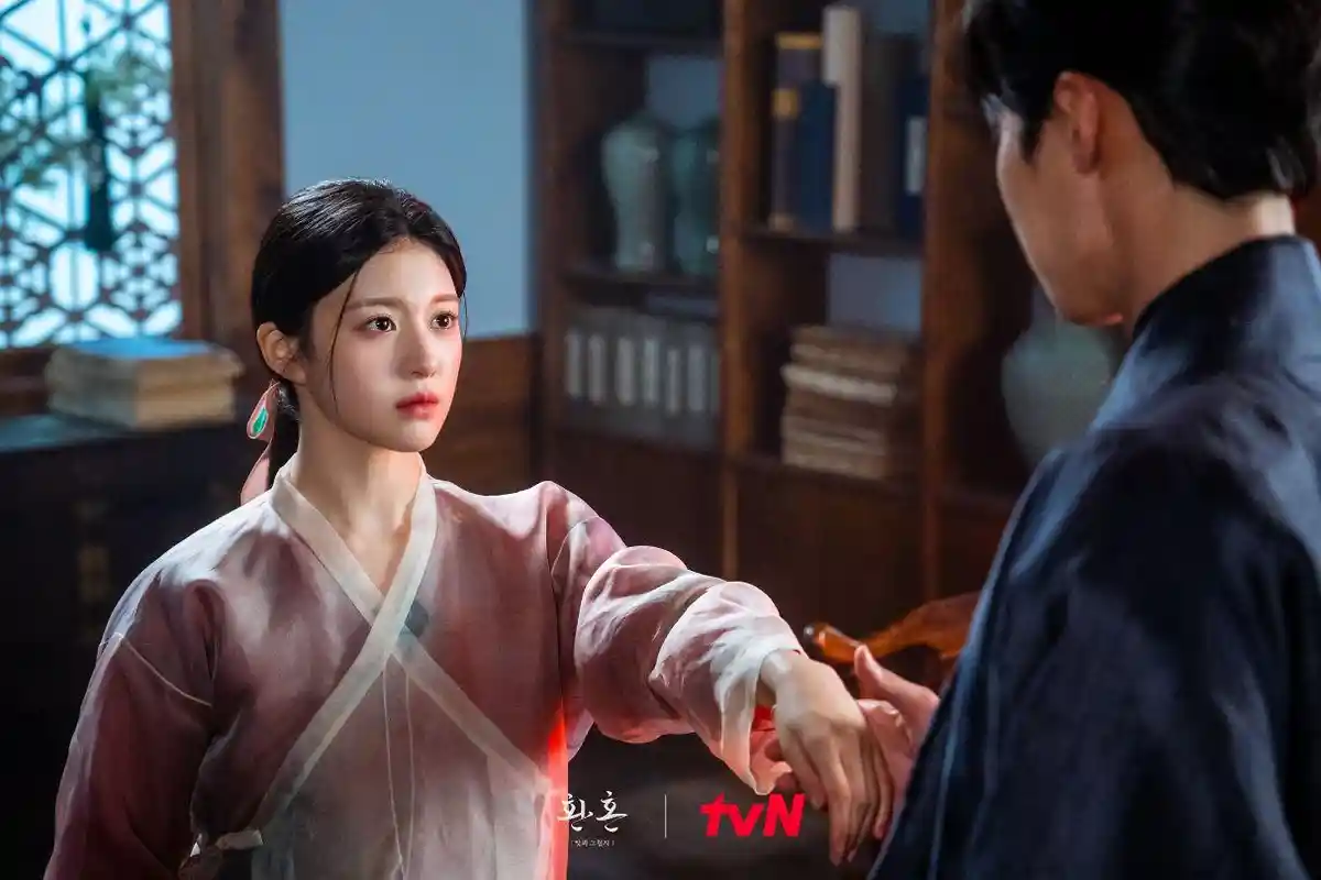 Lee Jae Wook Cium Tangan Go Yoon Jung dalam Alchemy Of Souls Season 2