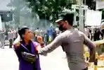 Tangkapan-layar-saat-polisi-mendekati-mahasiswa-Enrekang-demo-11-April-2022.jpg