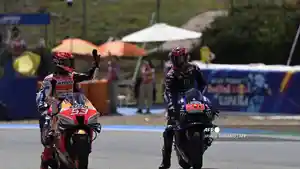 marc-marquez-kiri-melambai-di-samping-pebalap-yamaha-prancis-fabio-quartararo.jpg