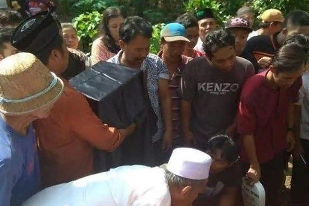 Jerit Tangis Saat Kepala Budi Hartanto Disatukan dengan Badan di Kuburan yang Sama, Makam Memanjang