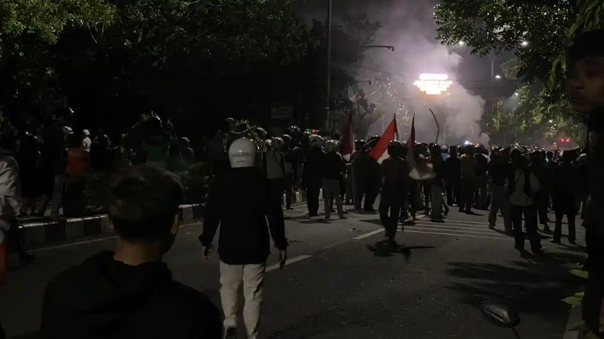 Aksi Brutal Massa Bakar Fasilitas DPRD Surakarta, Petugas Kewalahan