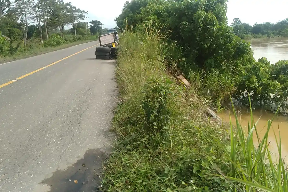 Pembatas Jalan Lintas Sarolangun-Muara Tembesi Longsor, Jarak ke Badan Jalan Tinggal 25 Cm