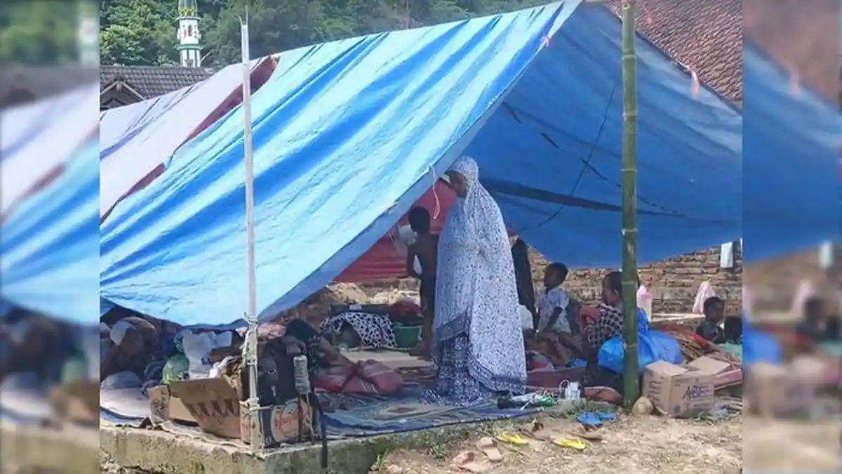 Pengungsi Gempa di Pulau Bawean Gresik Bertambah, BPBD Jatim Kirim Ribuan Terpal