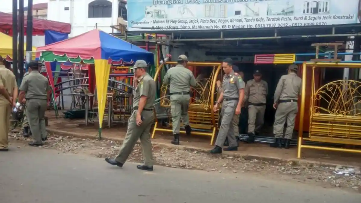 Puluhan Bengkel Besi di Jalan Mahkamah Medan Ditertibkan Satpol PP