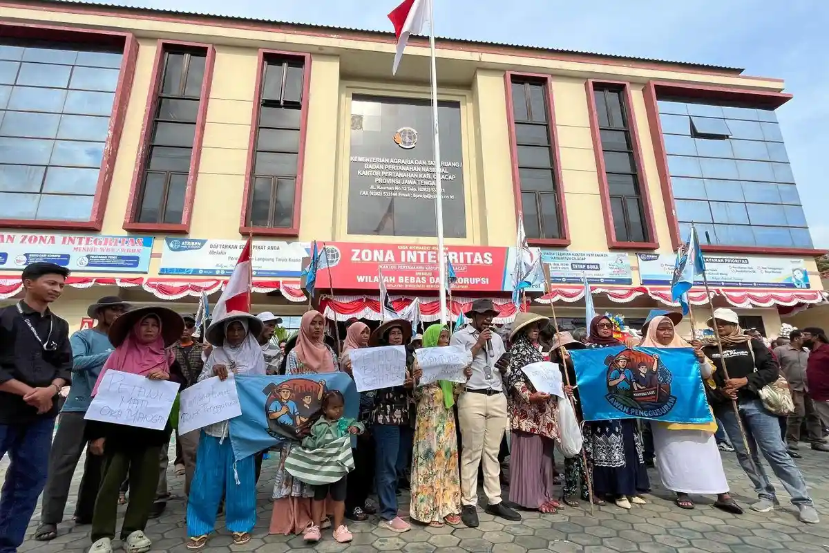 Puluhan Nelayan dan Petani Ujungalang Protes Sengketa Lahan di Kantor BPN Cilacap