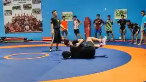 Para-pegulat-junior-dan-senior-saat-melakukan-sesi-latihan-di-Gor-Hasanuddin-HM-Banjarmasin.jpg