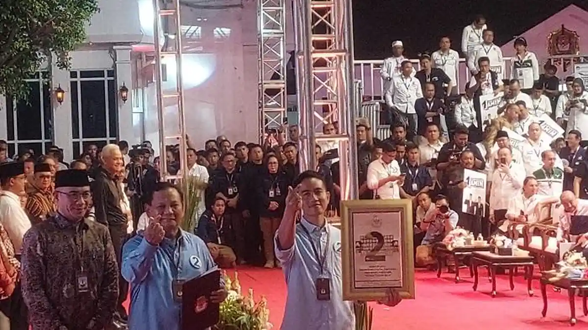 Prabowo-Gibran Kompak Beri Gestur Saranghaeyo saat Tunjukan Nomor Urut 2