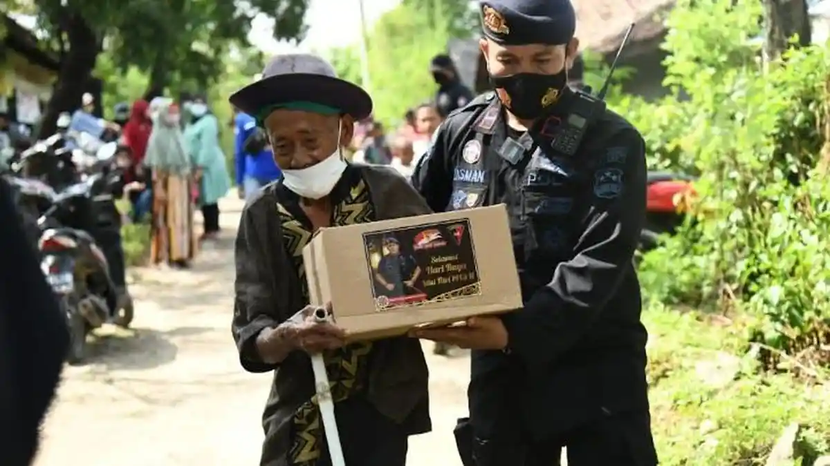 Berbagi Kebahagiaan Jelang Lebaran, Korps Brimob Polri Gelar Bakti Sosial