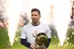 Lionel-Messi-memberikan-penghargaan-Ballon-dOr.jpg
