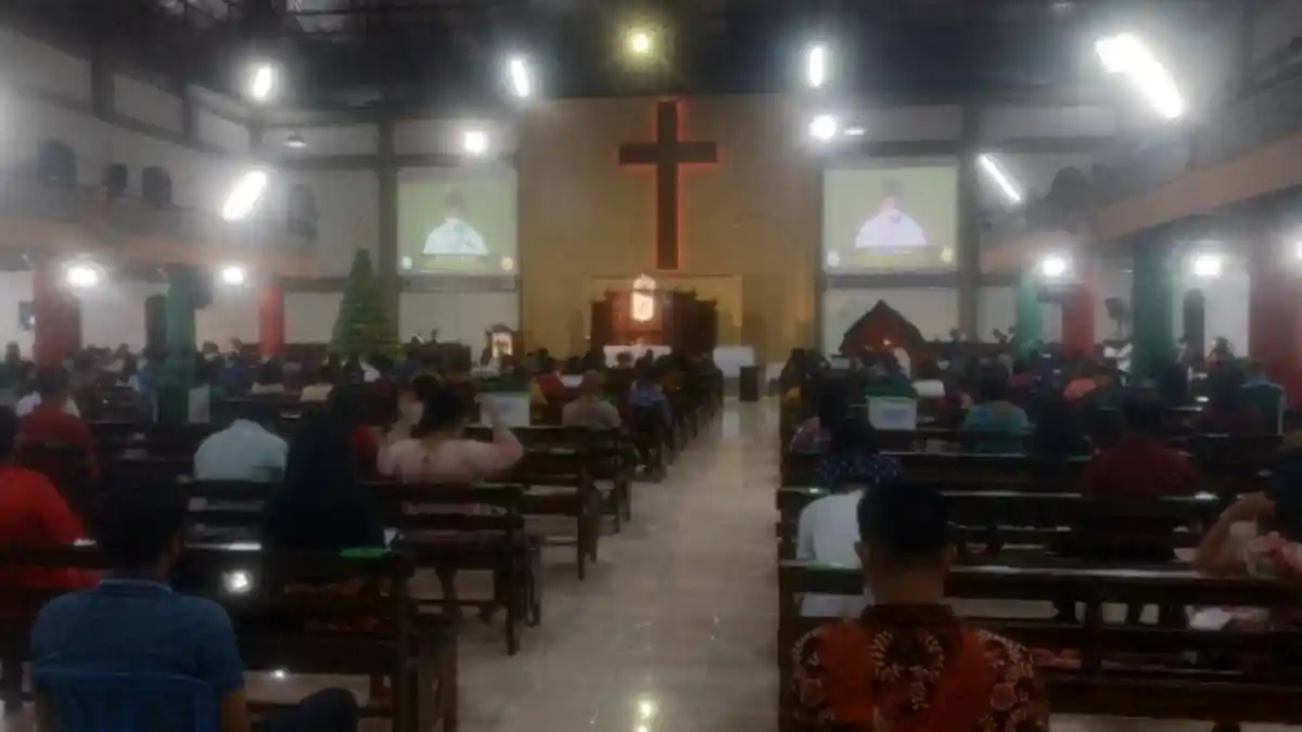 Misa Natal 2021, Jemaat di Mataram Khidmat Beribadah dengan Protokol Kesehatan Covid-19