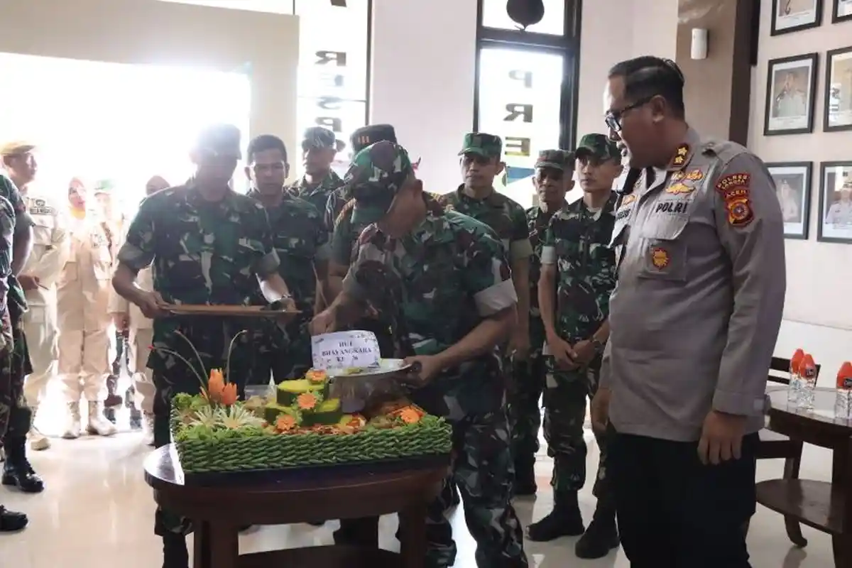 Puluhan Personel TNI dipimpin Dandim Datangi Mapolres Langsa