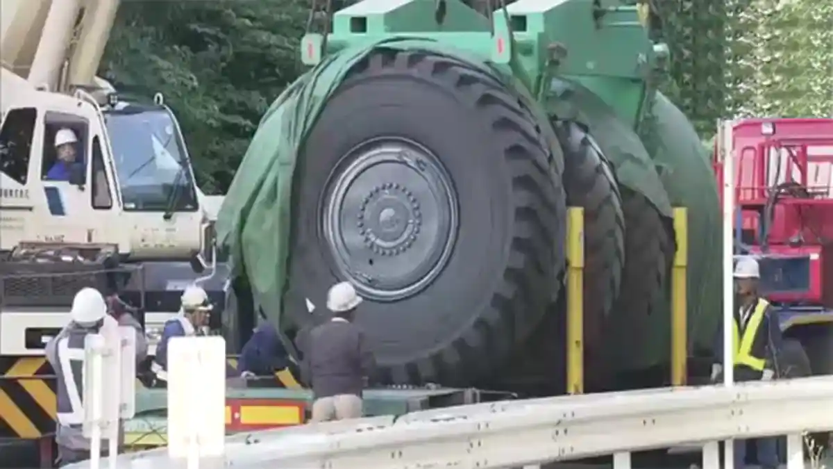 Ikatan 4 Ban Raksasa Trailer Seberat 30 Ton Terputus, Jalan Raya Utama Jepang Ditutup 8 Jam