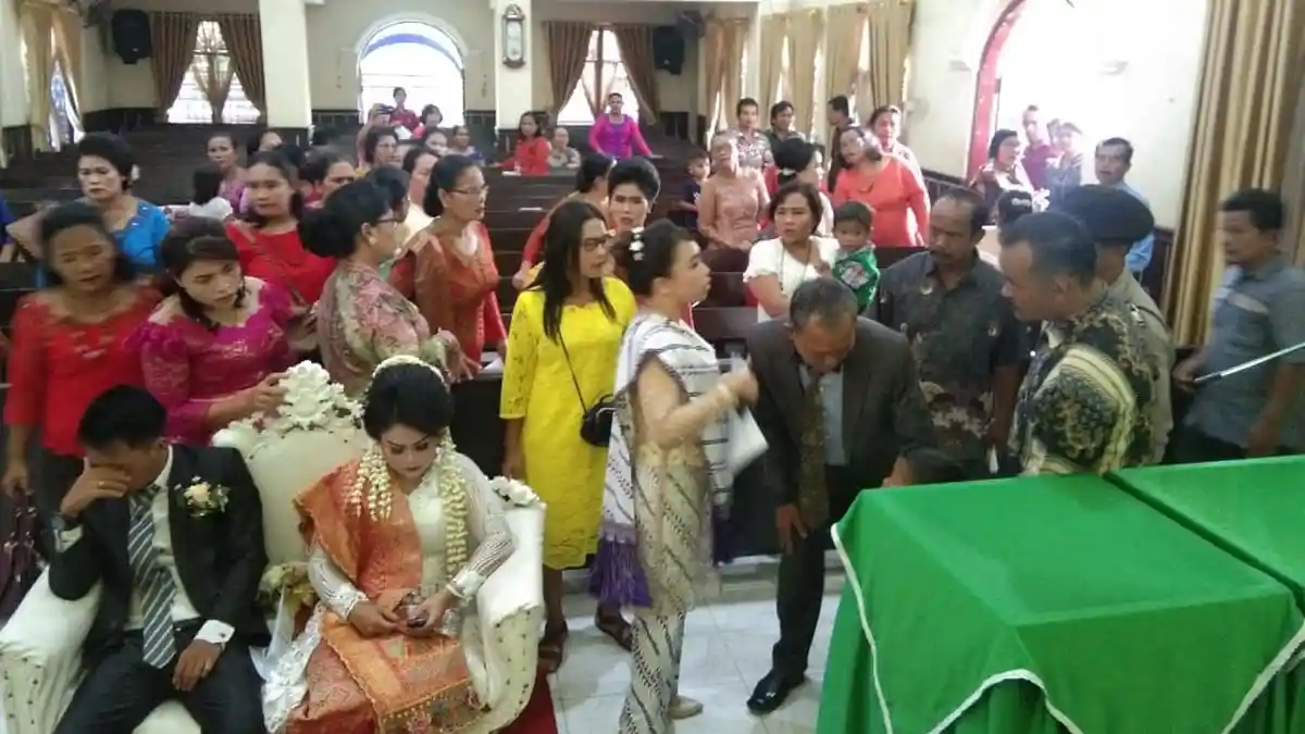 Kisah Pembatalan Pernikahan yang Memalukan, Calon Pengantin Wanita Diseret Polisi dari Dalam Gereja
