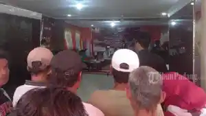 Suasana-saat-pasangan-Budi-Kobal-mendaftar-ke-KPU-Kabupaten-Solok.jpg