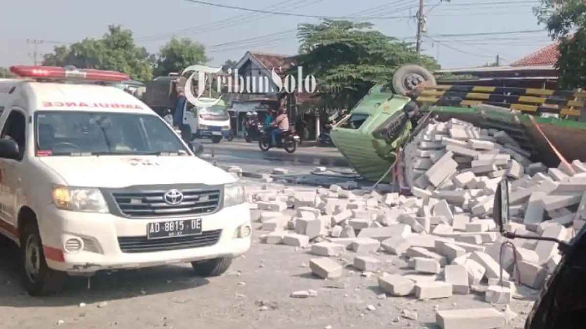 Kecelakaan Truk di Jalan Sragen-Ngawi: Herbel Berserakan, Dua Orang Terluka