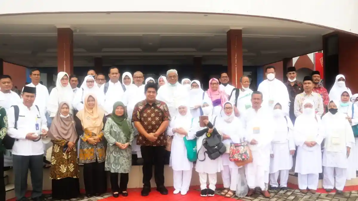 Pemkab Bintan Lepas 34 Calon Jemaah Haji Bintan Menuju Embarkasi Batam