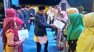 Panitia-pelaksana-HUT-ke-26-Bireuen-serahkan-hadiah.jpg
