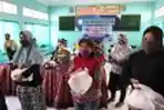 Dua Ribu Paket Sembako Dibagikan kepada Warga Asemrowo