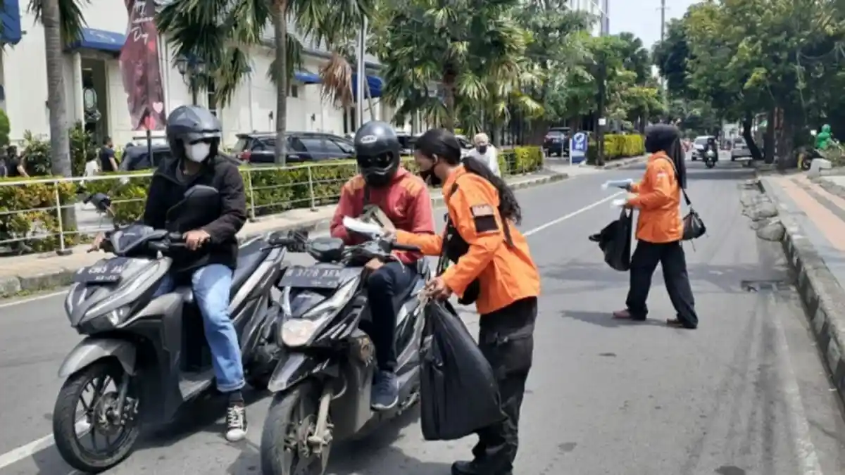 Ratusan Relawan Terjun ke Jalanan Semarang Bagikan 225 Ribu Masker