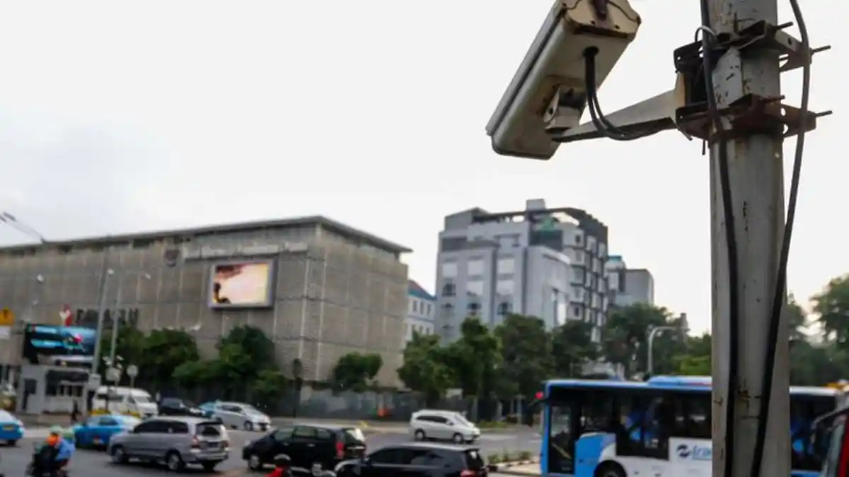 Viral Pemotor Tutupi Plat Nopol Pakai Plastik Hindari Tilang via Kamera ETLE, Polisi Ungkap Risiko