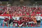 Timnas-Indonesia-berpose-dengan-latar-para-penonton-yang-kebanyakan-TKI-di-Kuwait.jpg