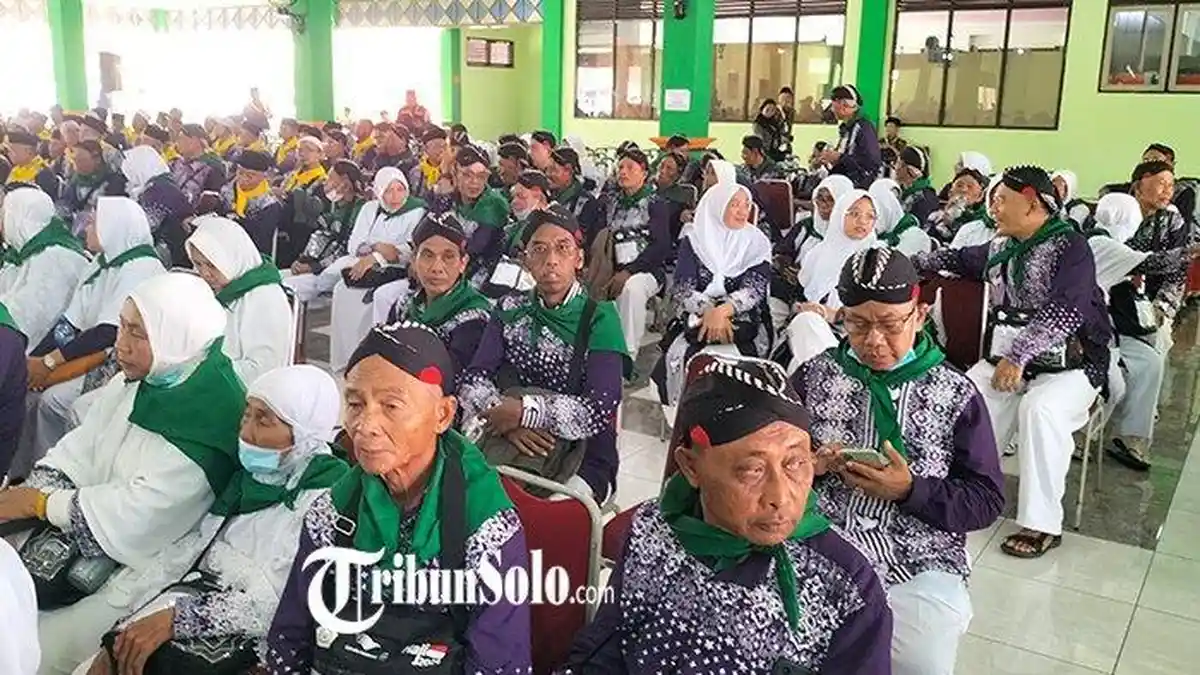 Kompak Pakai Blangkon, Jemaah Calon Haji Pria Kloter 52 dari Yogya Ingin Mudah Dikenali