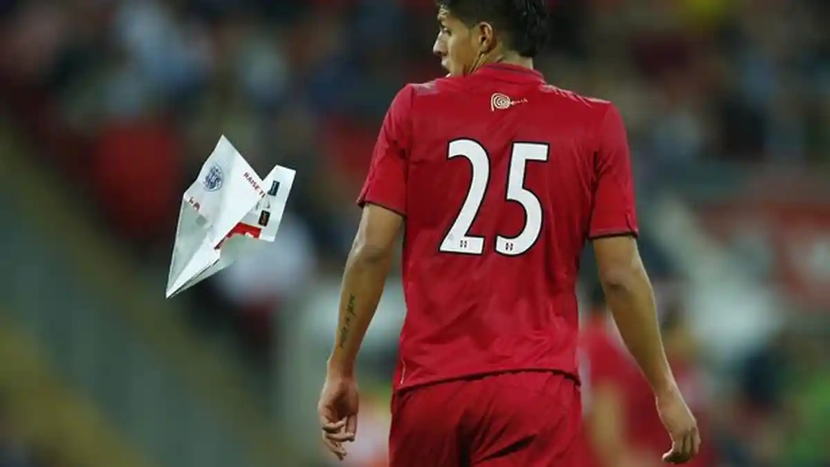 Inggris vs Peru: Hansell Riojas Diseruduk Pesawat Kertas di Tengah Pertandingan