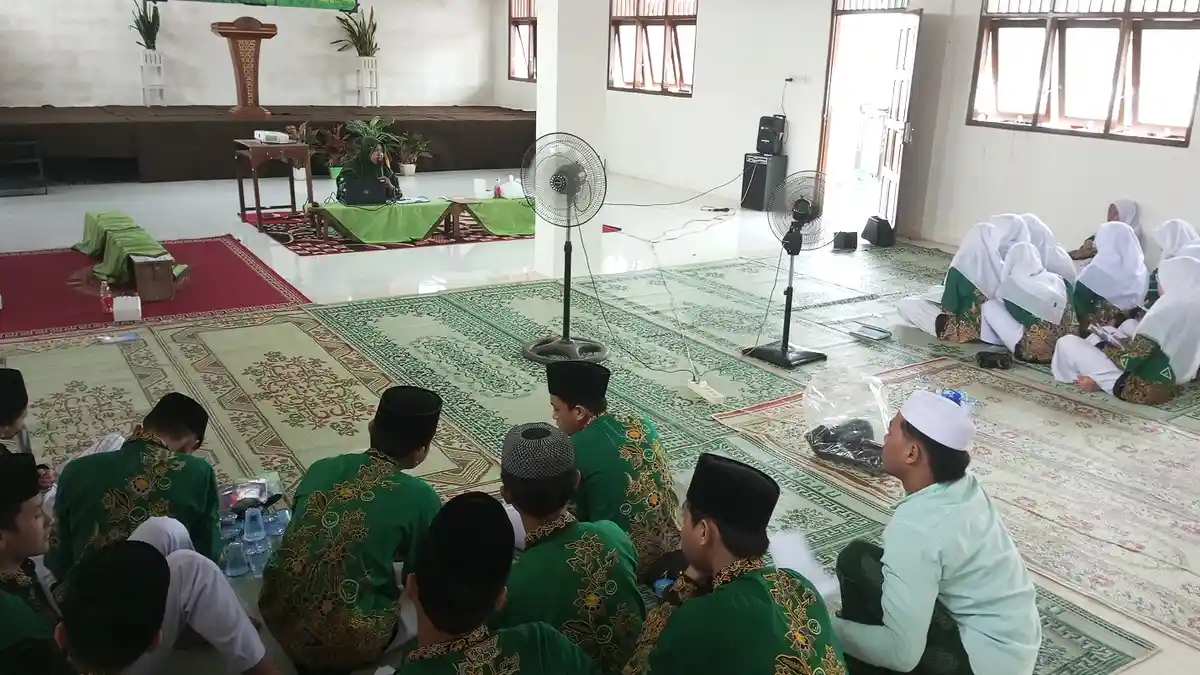 Gelar Kelas Menulis, MA NU Al Mustaqim Perkokoh Komitmen Jadi Madrasah Literasi di Jepara