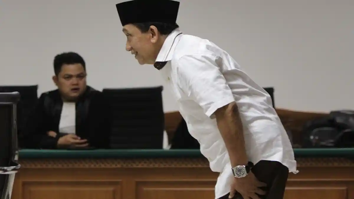 Berkas Tuntutan Fuad Amin Dua Troli dan Setebal 6.374 Halaman
