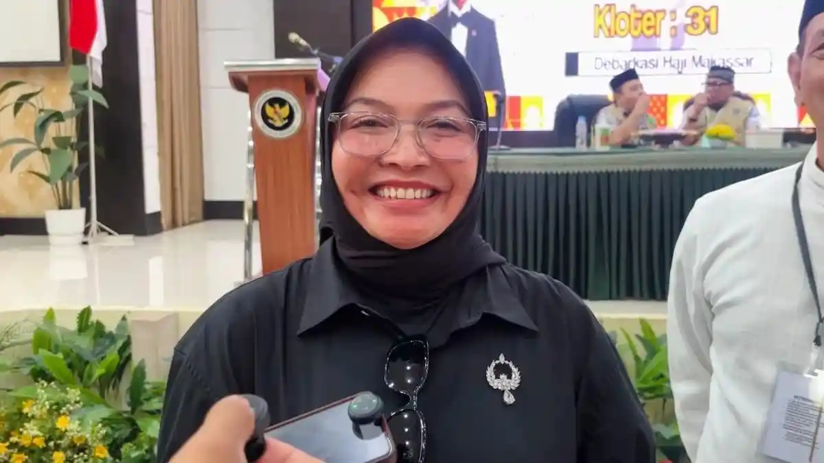 Anggota DPR RI Tersenyum Saksikan Jamaah Haji Kloter 31 Debarkasi Makassar Tampil Bling-bling - Tribun-timur.com