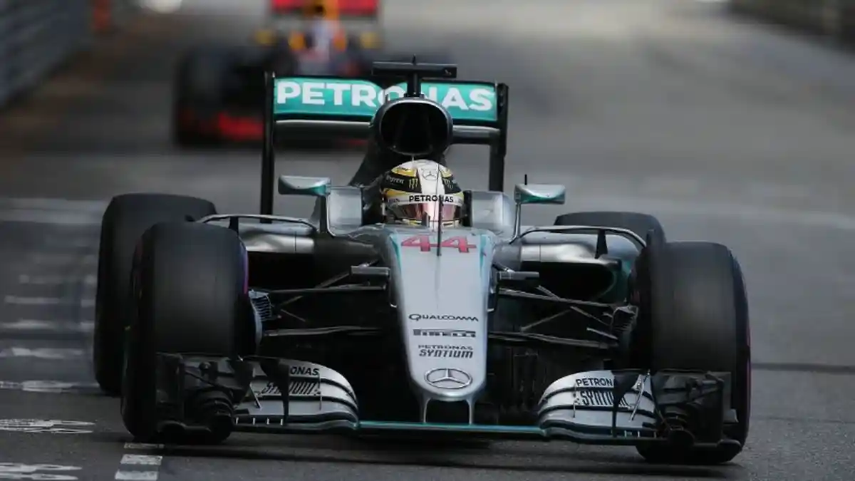 Hamilton Terpaut 24 Poin dari Rosberg