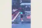 tangkap-layar-seorang-siswi-terekam-cctv-mencuri-sesari.jpg
