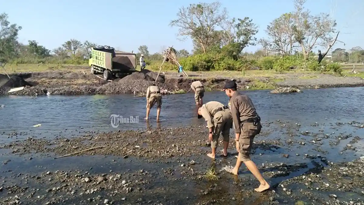 Penambang Liar Lari Tunggang Langgang, Dua Truk Digembosi Satpol PP