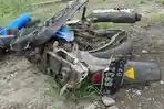 Kondisi-sepeda-motor-yang-dikendarai-setelah-tertemper-KA-Logawa.jpg