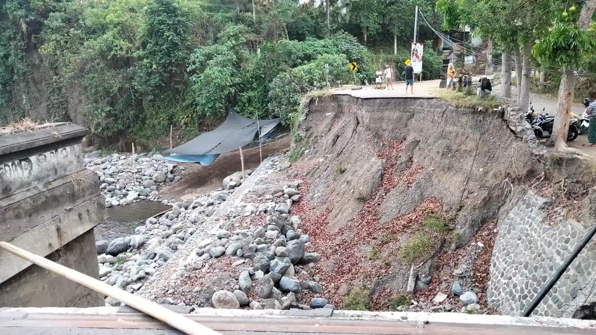 Pemerintah Diminta Segera Perbaiki Jalan Amblas di Sidemen, Warga Desa Harus Putar Jalan 1-2 Jam