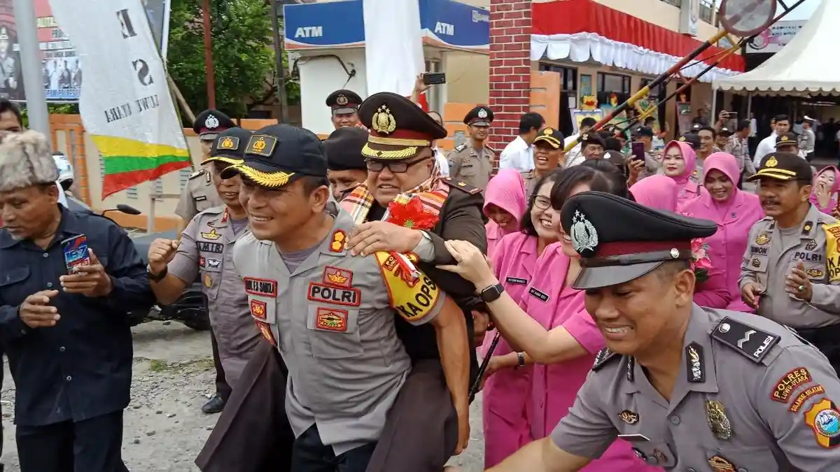Pensiun, Kapolres Luwu Utara Gendong Mantan Kapolsek Malangke Barat