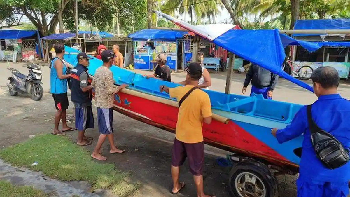Perahu Nelayan Tanpa Awak Terdampar di Pantai Timur Pangandaran, Diduga Akibat Cuaca Ekstrem