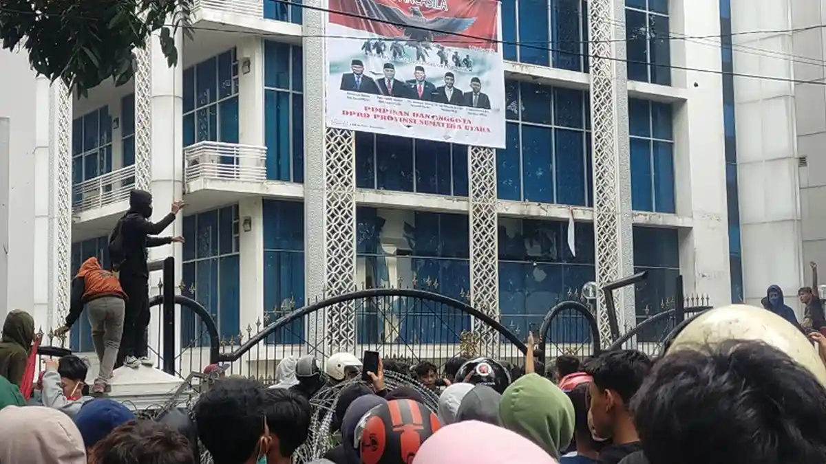 Demo Tolak Omnibus Law di Medan Ricuh, Pelajar Lempari Kaca Gedung DPRD Sumut hingga Pecah