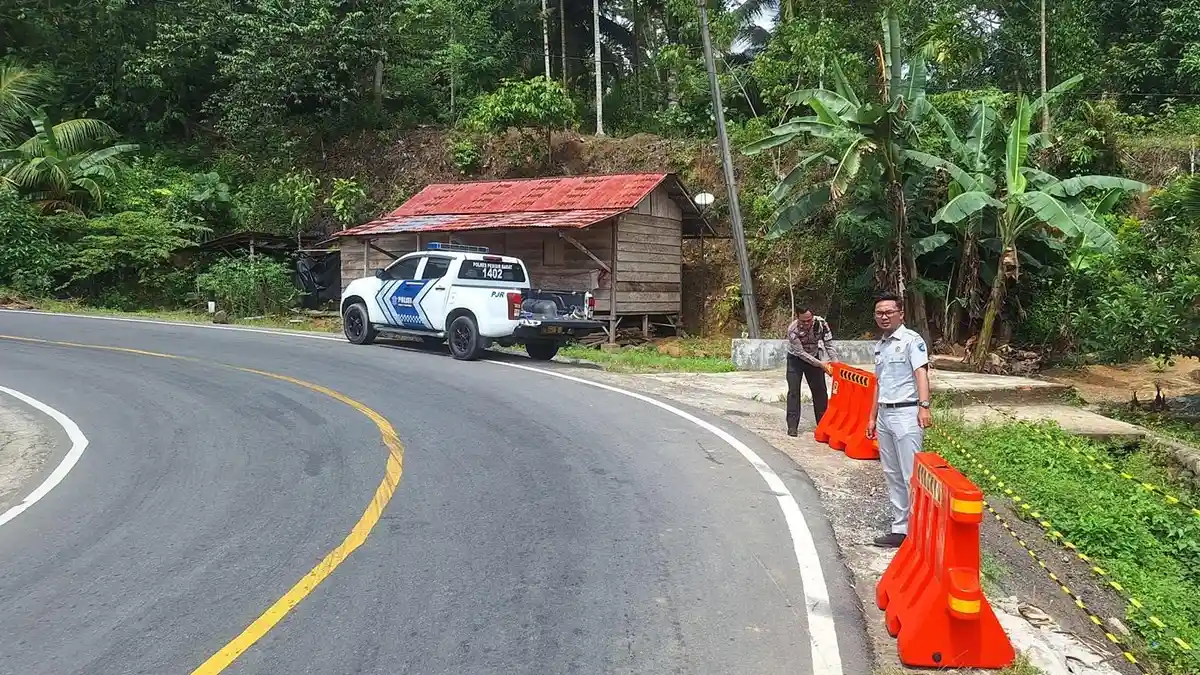 Jasa Raharja Pasang Alat Cegah Laka dan Banner di Jembatan Pekon Way Sindi Utara Pesisir Barat - CEGAH-LAKA-Jasa-Raharja-gandeng-Satlantas-67.jpg