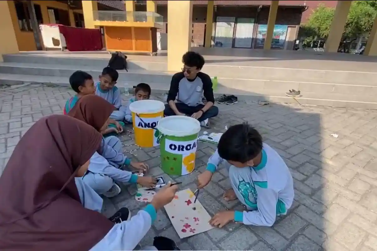 Sinergi Tim BBK 4 UNAIR dan UPT SD Negeri 230 Gresik, Tingkatkan Kreativitas Disiplin dan Kebersihan