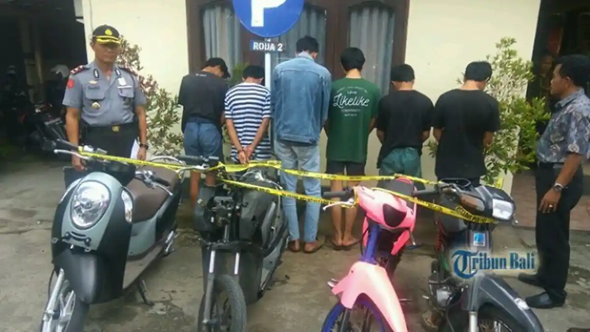 Mengejutkan, Lelaki Bertato Ini Menangis selepas Dimarahi Ibunya di Kantor Polisi