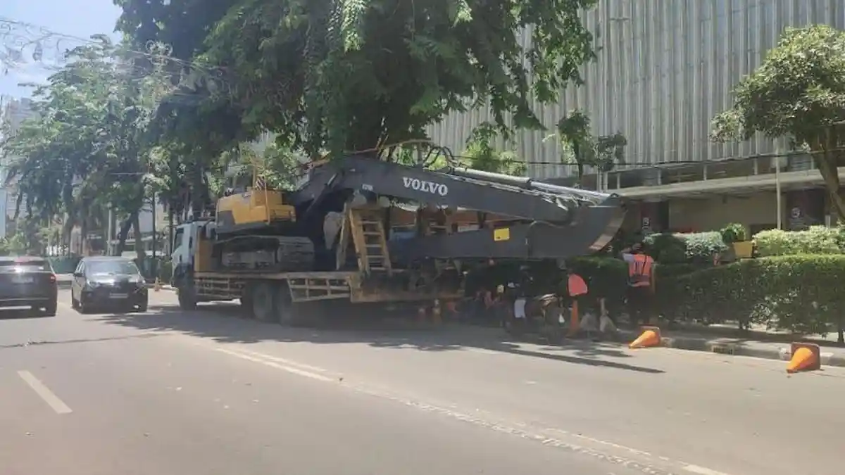 BREAKING NEWS: Satu Alat Berat Sudah Disiapkan di Depan Mal Centre Point, Dirobohkan Hari Ini