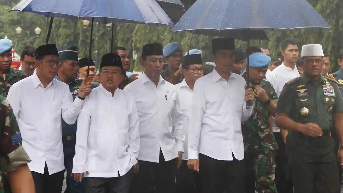 Netizen Ramai-ramai Share Foto Jokowi Shalat Jumat di Monas