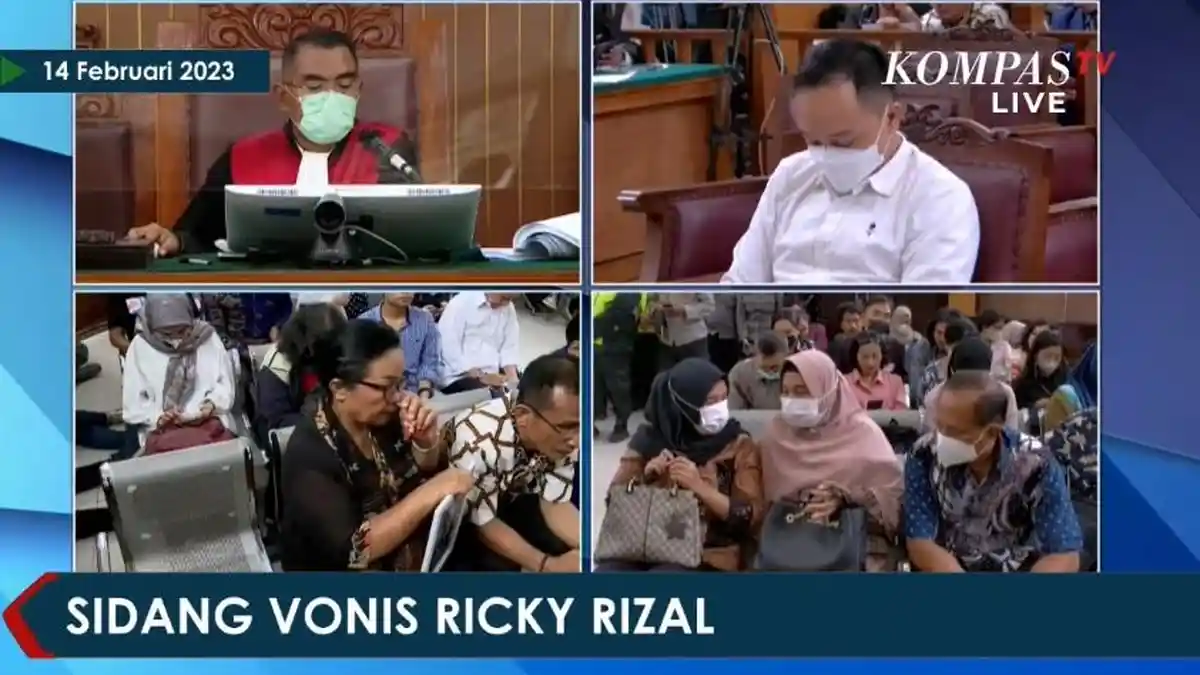 Keluarga Ricky Rizal Keluar dari Ruang Sidang saat Pembacaan Vonis ...