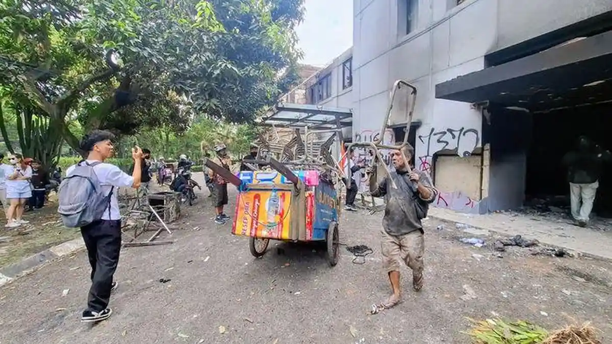 Pasca Dibakar Pendemo Semalam, Pagi Harinya Isi Gedung Aset MPR RI Dijarah Masyarakat 