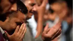 Mengusap-wajah-dengan-kedua-tangan-sering-dilakukan-oleh-umat-muslim.jpg
