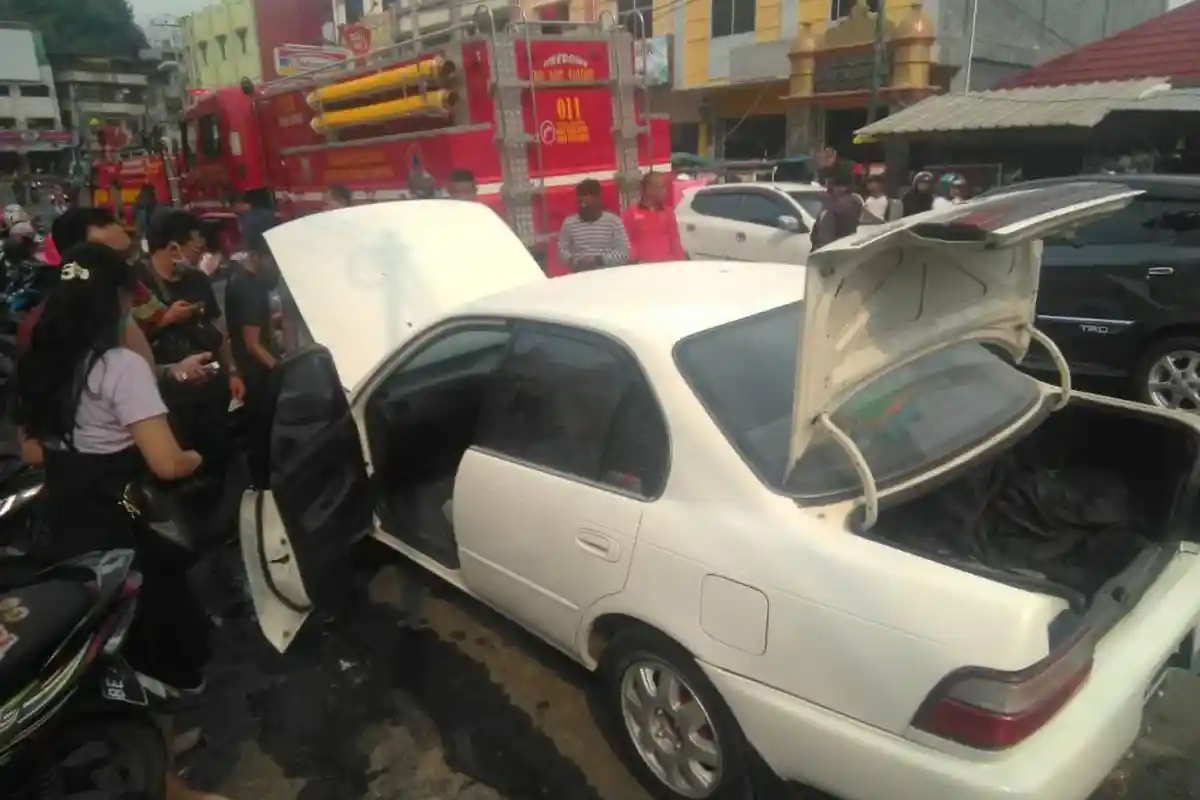 Sedan Corolla Terbakar di Dekat Chandra Superstore Jadi Tontonan Warga